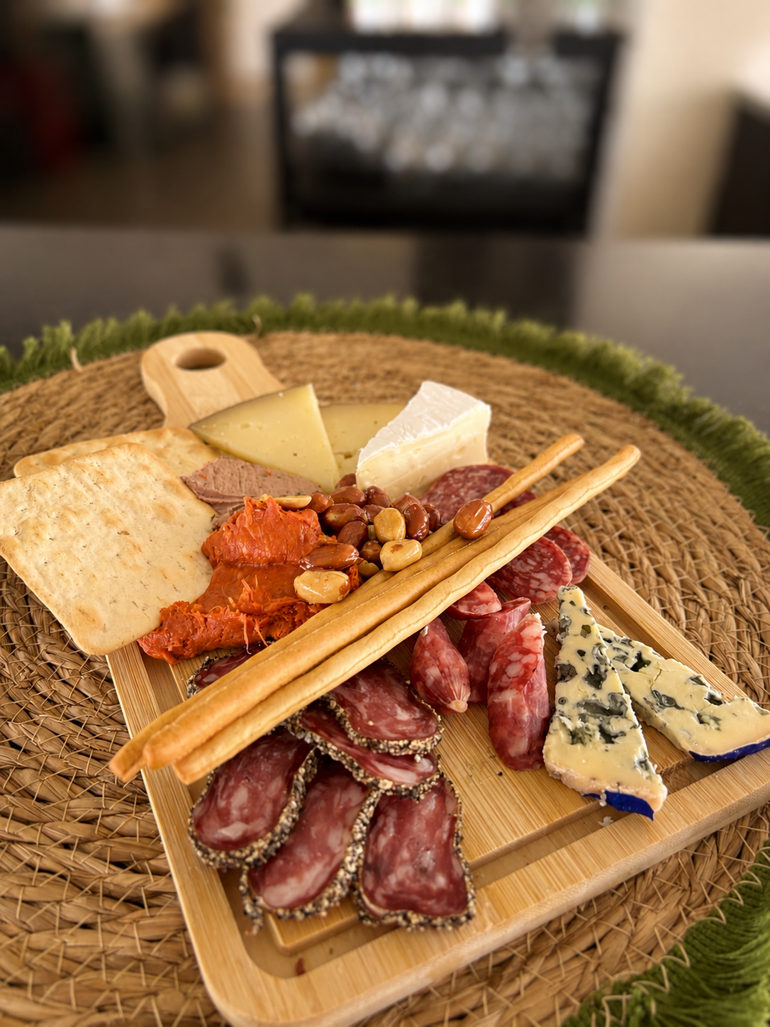 Tabla de quesos y embutidos con picos, frutos secos y sobrasada